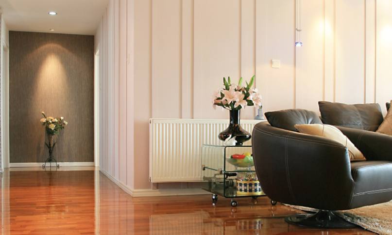     在我們挑選暖氣片時，不僅要看價格，還要看產品和服務，才能避免吃虧上當。

    選擇暖氣片從哪些角度出發?

    1.看材質

    材質影響到產品的使用和壽命。廠家選擇的材質過關，不僅在使用中減少漏水等問題，還能夠延長暖氣片的壽命。用戶在挑選材質時，可以咨詢一下鋼管或銅管的壁厚，一些特殊產品的片頭和壁厚是不同的，片頭需要加厚，才能抵抗住常年侵蝕。材質要求均勻，無凸起，無水波紋。

    2.看安裝

    很多廠家都有自己的安裝隊，或者有固定合作的安裝隊。安裝人員統一持證上崗，經驗豐富。對自己工廠的產品也比較了解，在測量、方案設計中考慮細致全面。暖氣片安裝時噪音小，測量、打孔、懸掛、打壓等步驟齊全考究，接口緊密，管路布局橫平豎直，彎管接頭少。

    3.看工藝

    暖氣片的生產工藝和品牌廠家密不可分。有些不良小廠家采用回收二手暖氣片，簡單去銹刷漆之后再投放市場，雖然暖氣片價格很便宜，但這種暖氣片往往使用不了一兩年就會漏水。真正品質好的暖氣片，往往通過下料、打孔、焊接、組裝、打壓、打磨、噴涂等幾十道精細工序生產而成，后還有嚴格的質檢。這樣的暖氣片使用起來才會安心。

    4.看售后

    正規產品都有相關的質保協議，在質保期內出現質量問題可以免費更換，因為暖氣片的品質問題給用戶造成的財產損失，還可以通過保險賠付。強大妥善的售后不僅是品牌實力的體現，也是產品過硬品質的體現。

    5.看品牌

    一款品牌形成往往需要多少年的沉淀和口碑傳播，才能在市場上占領一席之地。品牌類廠家，不僅有實力在選材、工藝方面投入較高的成本，在后期服務上也有相關的保障。一旦產品出現問題，可以免費更換，出現暖氣片不熱等問題，還可以上門維修。不會出現暖氣片漏水等問題找不到廠家、相互推卸責任等問題。

    挑選暖氣片時，不僅要看價格，還要看產品和服務，才能避免吃虧上當。

    更多資訊盡在鼎格舒適家，免費設計方案和報價。鼎格舒適家www.unitydragon.com.cn(全稱四川鼎格舒適家科技有限公司)是知名成都地暖公司，專業提供地暖，暖氣片，中央空調，新風，凈水系統的銷售，設計，安裝等服務。